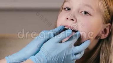 正畸医生插入一个板，以对齐牙齿和纠正一个儿童在一个私人诊所的咬合